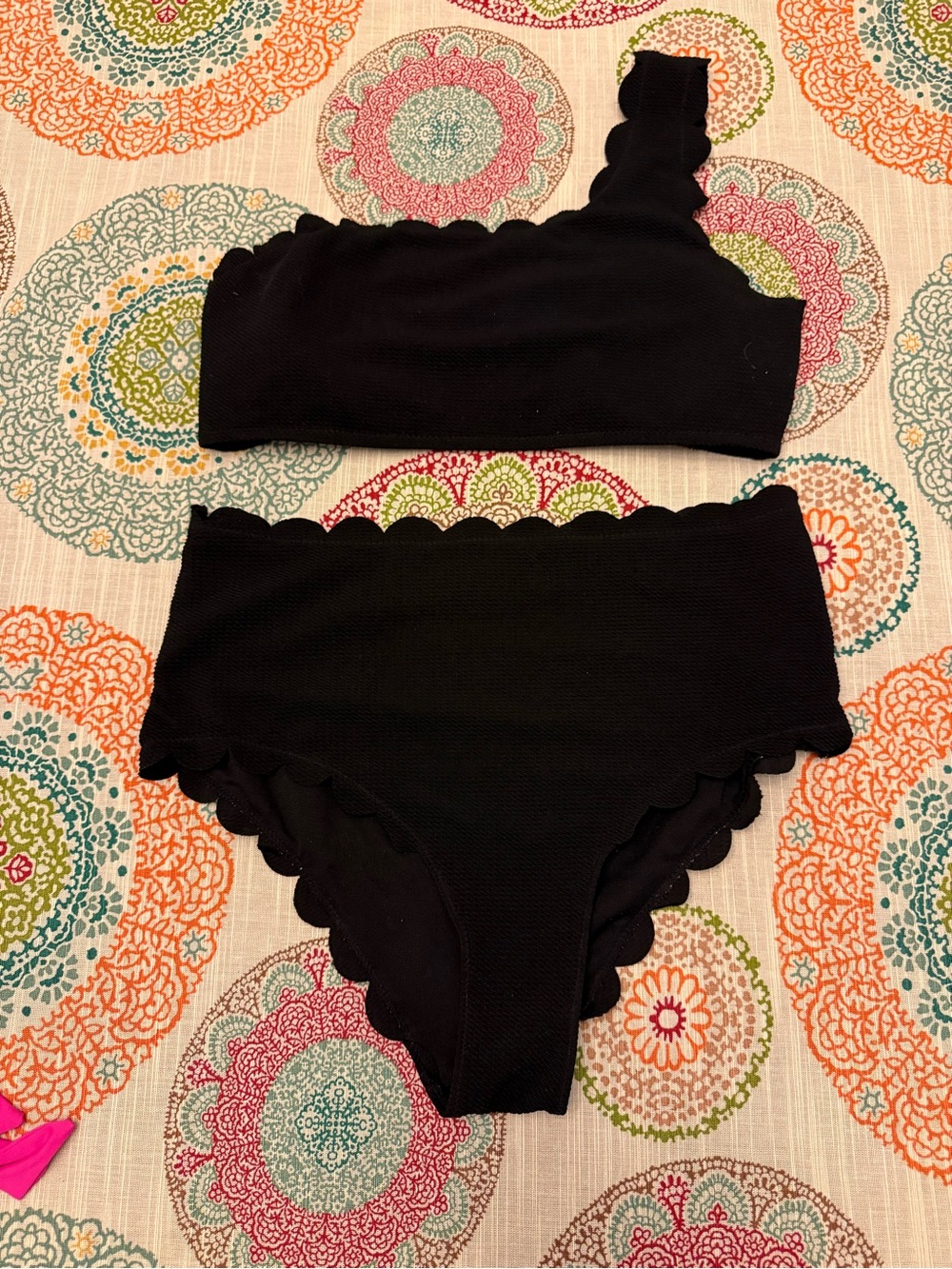 GORGEOUS Jess Lea Black Scallop Edge One-Shoulder Bikini Set